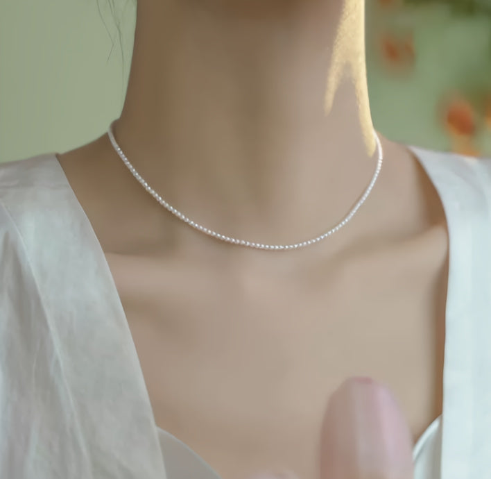 Necklace made of elegant, shiny pearls