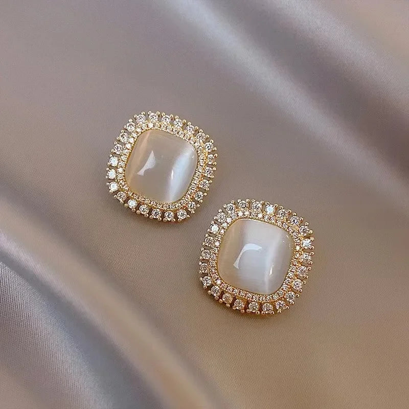 Boucles d’oreilles clous chic carrées avec opale et cristal CZ